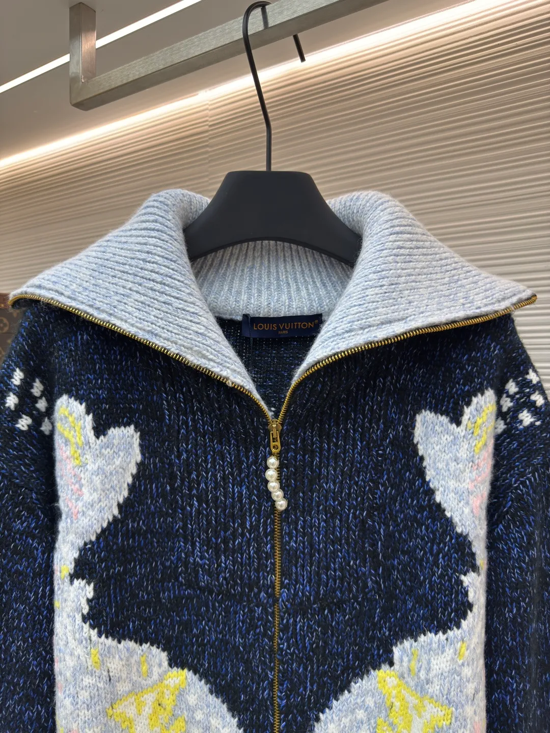 LOUIS VUITTON Nigo series zipper knitted tunic jacket ●Authentic product: 25000 purchase and development ●Item number: 1680005-B40 ●Fabric: wool fabric ●Technology: jacquard production ●Version: fitted version ●Weight: about 1430 grams ●Size: S-M-L-XL ●Description: This tunic jacket focuses on Pharrell Williams and Nigo in 2025 A creative picture drawn together in autumn and winter. A koi carp wearing the LV logo swims on the front, and behind the cherry blossoms and Japanese text marks, Nigo’s cultural origins are revealed. Sophisticated patterns are intarsia and embroidered on a cotton-wool-blend knit that's textured as finely as if it were handmade. Beaded zip pulls add an elegant touch to the comfortable silhouette. The overall wiring is straight and delicate, the fabric is comfortable and soft, and the color is consistent without color difference. It can be matched with the same style to create a fashionable look and control various occasions. Customized accessories, complete with three standards, same style for men and women!